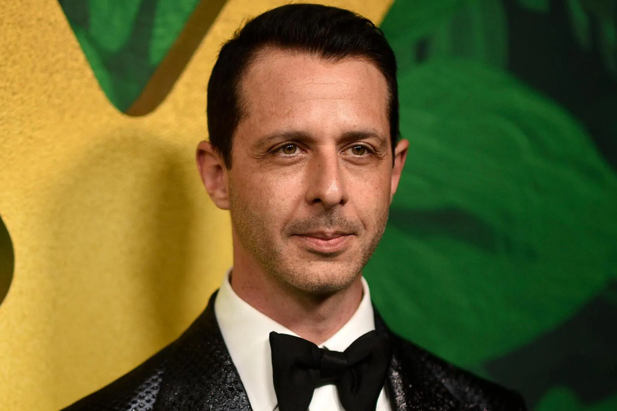 Jeremy Strong pode interpretar Mark Zuckerberg em sequência de ‘A Rede Social’