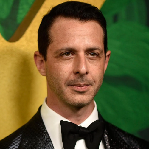 Jeremy Strong pode interpretar Mark Zuckerberg em sequência de ‘A Rede Social’