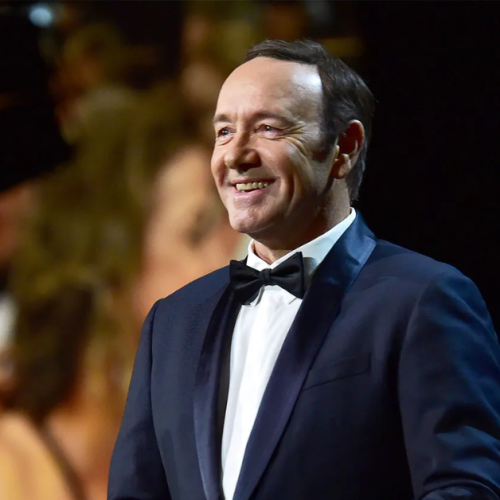 Kevin Spacey homenageia Val Kilmer no Septimius Awards e fala sobre segundas chances